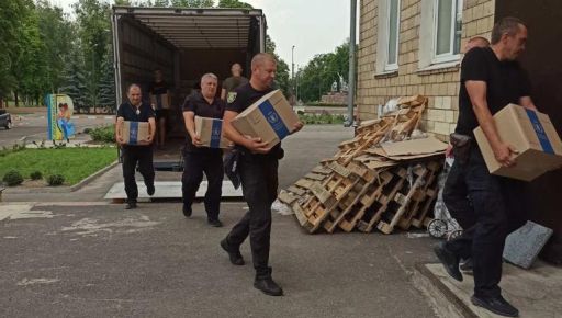 Поліцейські розвантажили кілька тонн продуктів для мешканців Чугуєва
