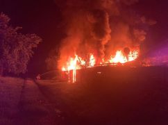 Майже 2 години рятувальники боролися з масштабною пожежею у Малій Данилівці на Харківщині