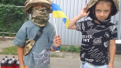 На Харьковщине дети организовали "блокпост" и собирают деньги на ВСУ