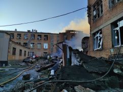 У Харкові рятувальники з ночі гасять пожежу, що спалахнула після обстрілів росіян: Кадри з місця