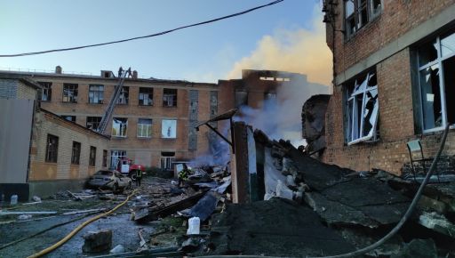 В Харькове спасатели с ночи тушат пожар, вспыхнувший после обстрелов россиян: Кадры с места