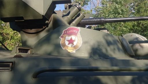На Харківщині холодноярці "демілітаризували” російський танк з параду у москві
