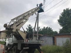 Уцелела лишь чудом: Харьковские энергетики починили линию электропередачи, возле которой упала российская ракета