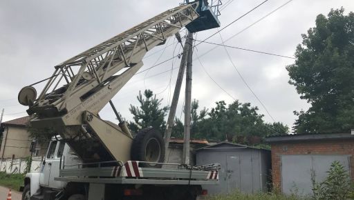 Вціліла лише дивом: Харківські енергетики полагодили лінію електропередачі, біля якої впала російська ракета