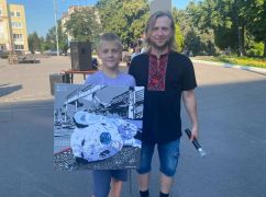 Мальчик-переселенец из Харькова рьяно тогровался на благотворительном аукционе, чтобы помочь ВСУ