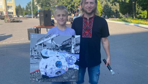 Мальчик-переселенец из Харькова рьяно тогровался на благотворительном аукционе, чтобы помочь ВСУ