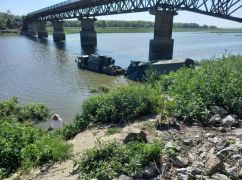 Очередной неудачный штурм: Российская военная техника утонула в Осколе на Харьковщине