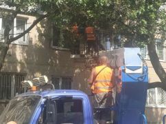 У Харкові комунальники відновлюють житлові будинки після обстрілів: Масштаби робіт чималі