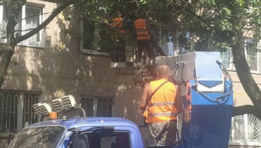 В Харькове коммунальщики восстанавливают жилые дома после обстрелов: Масштабы работ немалые