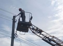В Дергачах после ночных обстрелов возобновили электроснабжение