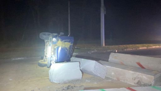 В Харькове легковушка разбилась о бетонный блок в "лабиринте"