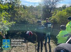Росіяни примусили закопати: Тіла двох закатованих рашистами людей ексгумували в деокупованому селищі на Харківщині