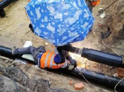 В дождевиках и под зонтиками: Харьковские коммунальщики показали, в каких условиях готовят город к отопительному сезону