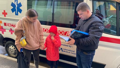Блукала одна на вулиці: Харківські волонтери врятували дівчинку із деокупованого Куп'янська