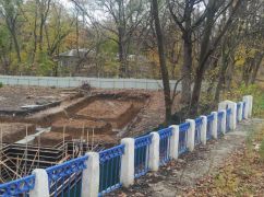 Скандальна забудова Лісопарку: Чому мерія Терехова приховує капітальне будівництво в рекреаційній зоні