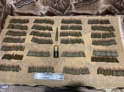 Полиция Харьковщины показала большой арсенал боеприпасов, изъятый в городе под Харьковом