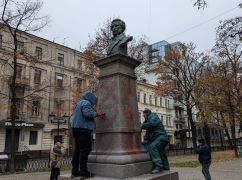 В Харькове неизвестные раскрасили памятник Пушкину
