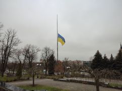 В центре Харькова приспустили самый большой флаг Украины