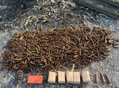 Полицейские Харьковщины показали арсеналы боеприпасов, найденные под Изюмом