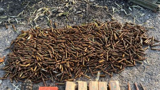 Полицейские Харьковщины показали арсеналы боеприпасов, найденные под Изюмом