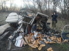 На Харківщині двоє чоловіків загинули, наїхавши на міну: Кадри з місця