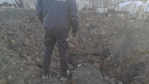 Здоровенна вирва у місці влучання ракети: Правоохоронці показали наслідки обстрілу Харківщини