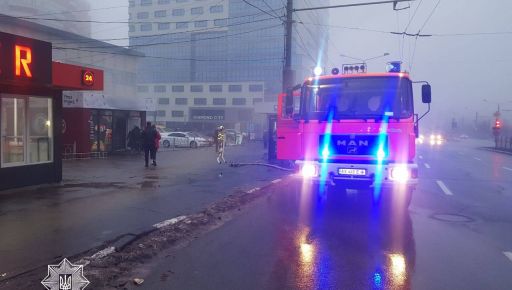 Евакуювали людей та загасили полум'я: Харківські патрульні врятували від пожежі заклад харчування в центрі міста