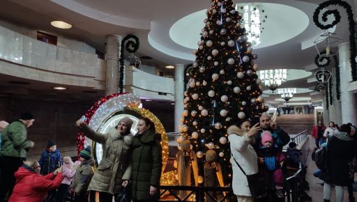 Красуня засяє на Миколая: Як виглядає новорічна ялинка в Харкові