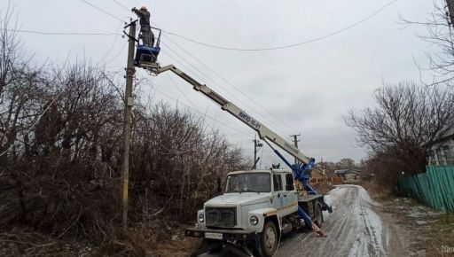 В поселке Харьковской области, куда энергетики добирались на лодках,возобновили электроснабжение