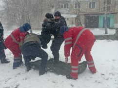 Полицейские рассказали, как на Харьковщине до приезда "скорой" спасали пенсионерку