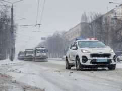 В Харькове патрульные взялись помогать убирать снег: Кадры с места