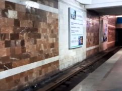 В Харькове рекламным щитом закрыли советские ордена на станции метрополитена