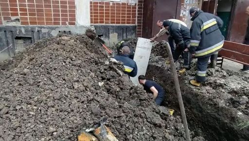 В Харьковской области коммунальщика засыпало землей в траншее
