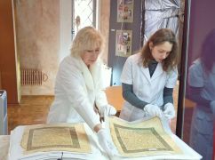 В Харьковской области реставрируют 300-летнее издание Евангелия, которое спасли во время оккупации Изюма