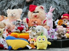 В Харькове к памятнику детям, погибшим в результате войны с россией, несут игрушки (ФОТОФАКТ)