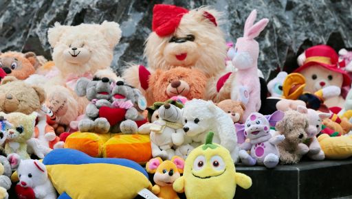 У Харкові до пам'ятника дітям, загиблим внаслідок війни з росією, несуть іграшки (ФОТОФАКТ)