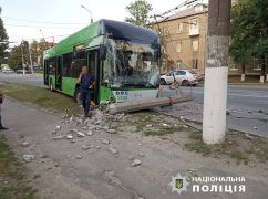 У Харкові водій тролейбуса збив пішоходів на "зебрі" і зніс стовп: Постраждало п’ятеро людей