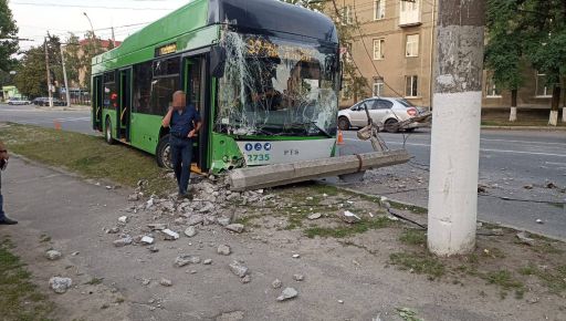 В Харькове водитель троллейбуса сбил пешеходов на "зебре" и снес столб: Пострадали пять человек