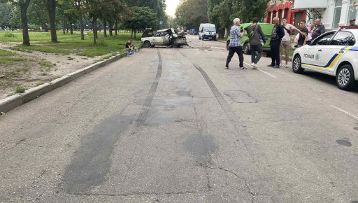 У Харкові розбилися три машини: Постраждали водій і пасажирка
