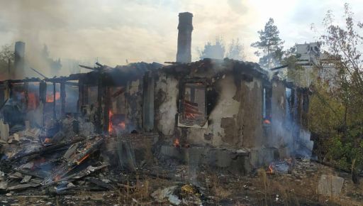 Армія рф вдарила по Вовчанську: Горить будинок, постраждало троє людей