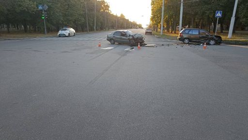 В Харькове на перекрестке разбились две легковушки: Пострадал водитель Daewoo
