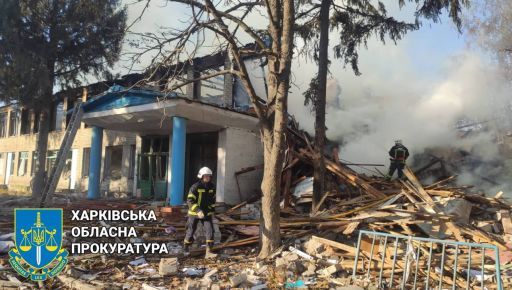 В Харьковской области спасатели почти сутки тушили здание школы, которое разбомбили оккупанты