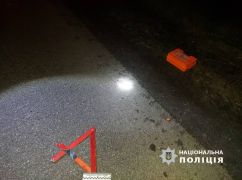 На Харьковщине микроавтобус врезался в припаркованный ГАЗ: На мужчину упал грузовик