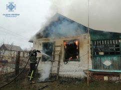 На Харківщині у власному будинку згорів чоловік: Кадри з місця