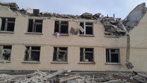Оккупанты сбросили управляемую авиабомбу на Золочев в Харьковской области: Кадры с места