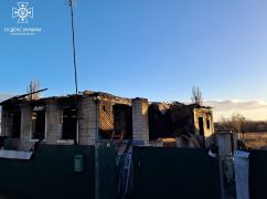 На Харківщині окупанти розбомбили приватний будинок, у якому була людина: Кадри з місця