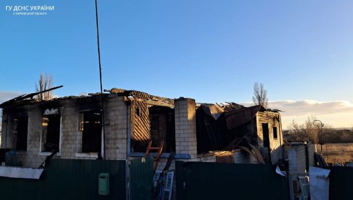 На Харківщині окупанти розбомбили приватний будинок, у якому була людина: Кадри з місця