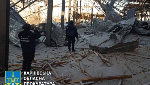 Оккупанты авиабомбами разбили агропредприятие в Харьковской области: Кадры с места