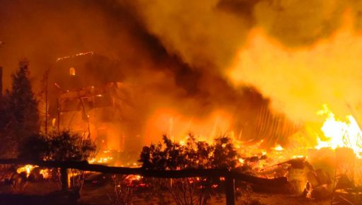 В Харьковской области в результате обстрела "Шахедами" сгорел отель и ресторан: Впечатляющие кадры
