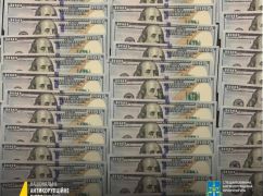Коррупционный скандал в Харькове: Чиновник налоговой погорел на 55 тыс. долларов взятки